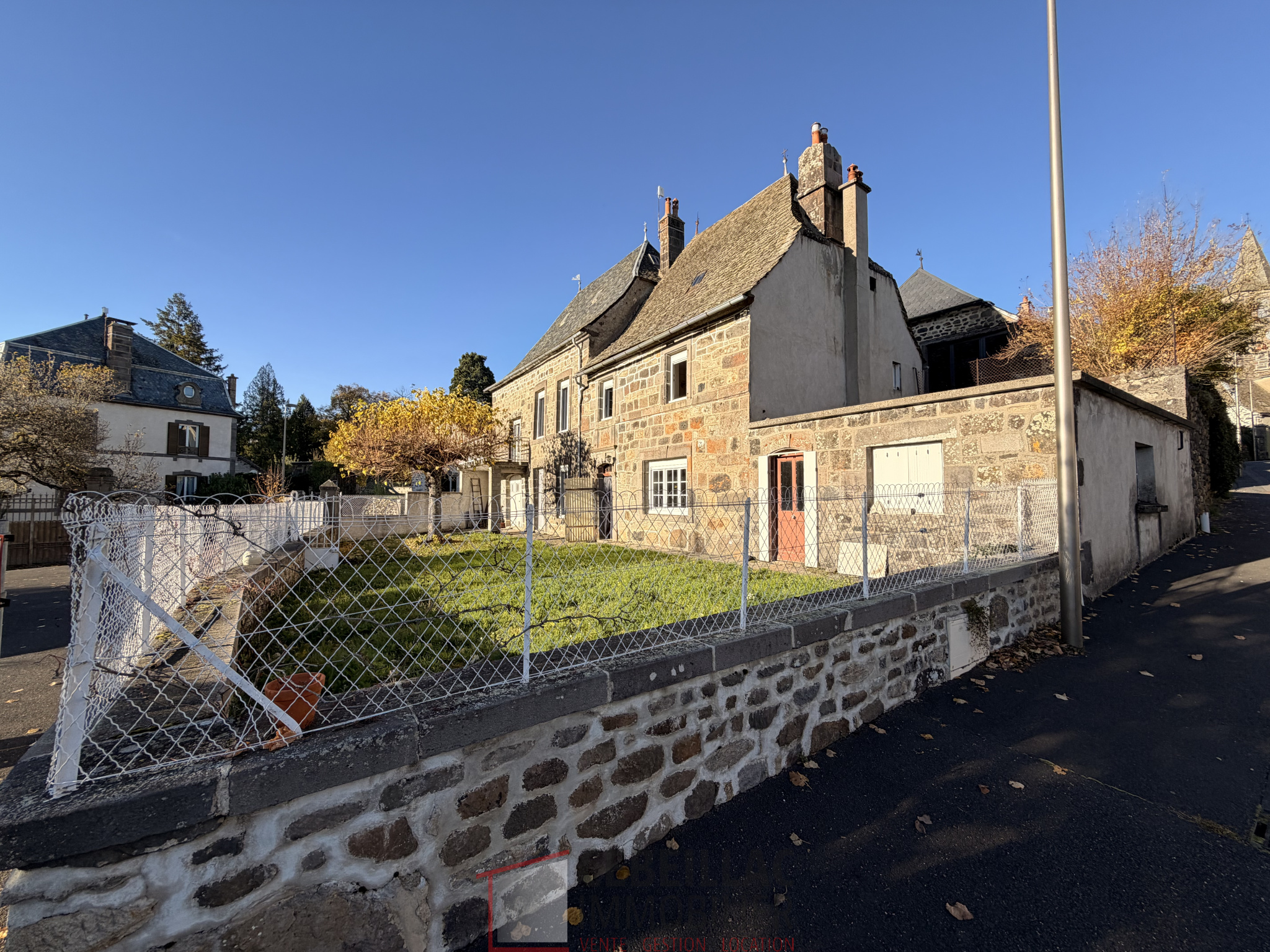 Neuvéglise 15260 – Vente maison/villa 9 pièces 3 chambres